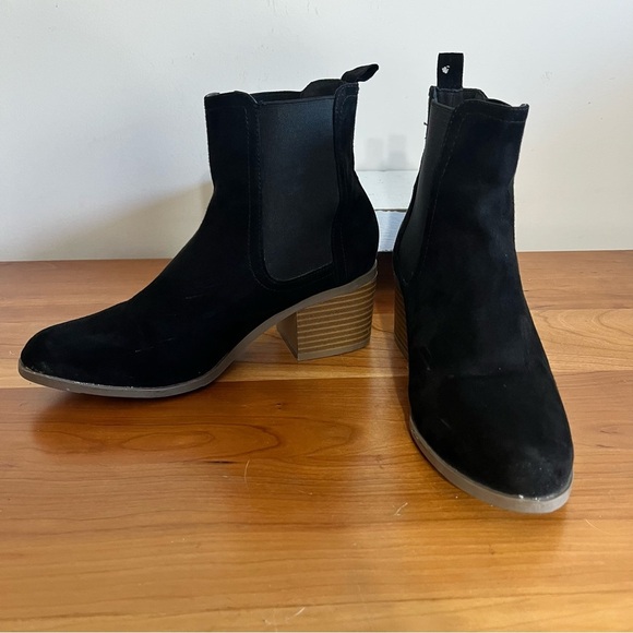 Women’s Forever 21 Black Faux Suede Heeled Ankle Booties Size 10 - Picture 3 of 6
